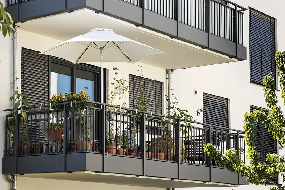 Moderne Rollläden an Türen und Fenstern eines modernen Wohnhauses mit Balkon
